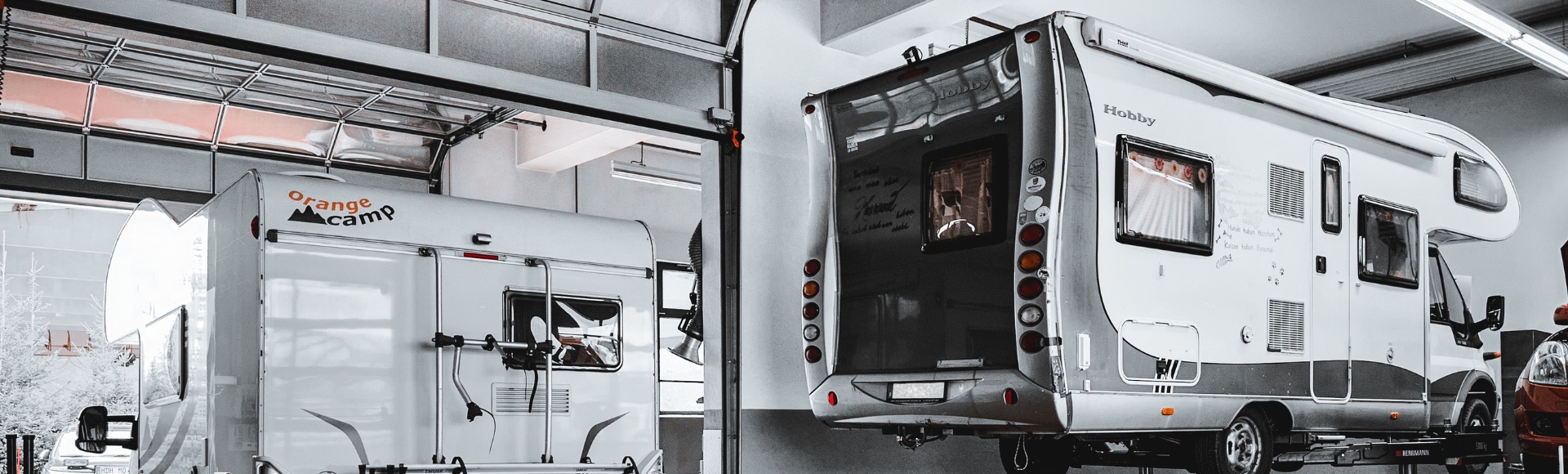 Wohnmobilpflege Tipps in Heidenheim. Werkstatt Ansicht mit 2 Wohnmobilen