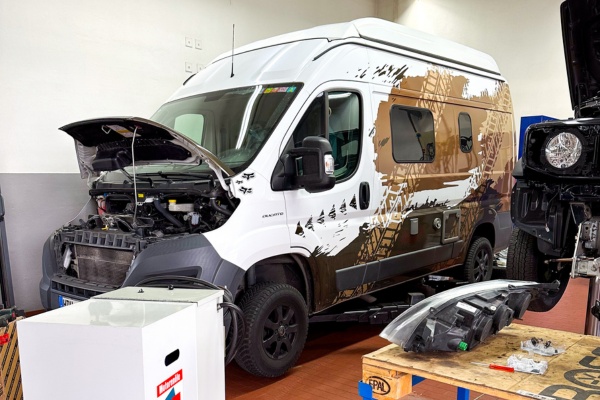 Wohnmobil Werkstatt in Heidenheim an der Brenz Professionelle Wohnmobil Nachrüstung und Reparatur in Heidenheim an der Brenz. Wohnmobil auf Hebebühne.