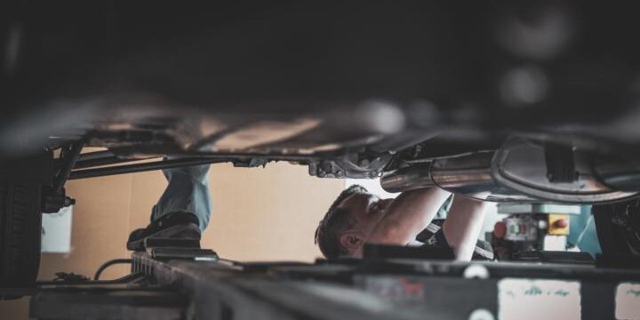 Wohnmobil Reparatur in Heidenheim. Werkstattmeister repariert Wohnmobil in HDH