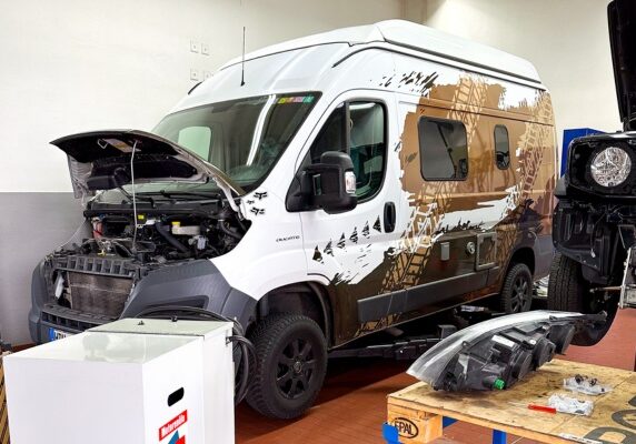Professionelle Wohnmobil Nachrüstung und Reparatur in Heidenheim an der Brenz. Wohnmobil auf Hebebühne.